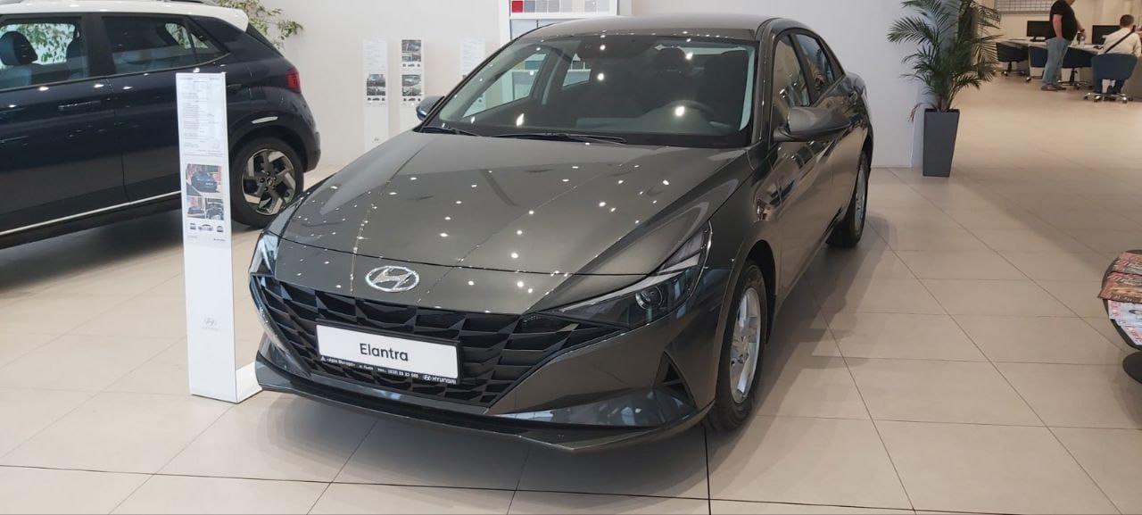 Hyundai Elantra-hover